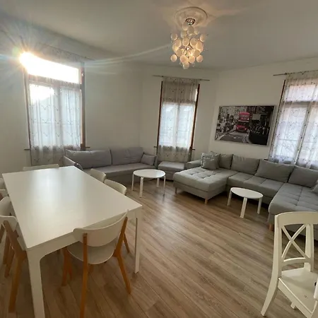 Apartman Historic 4 *